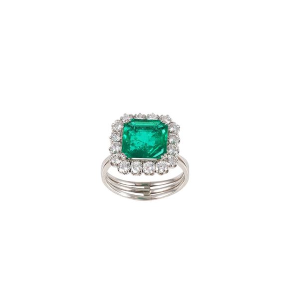 PLATINUM RING WITH COLOMBIA EMERALD AND DIAMONDS