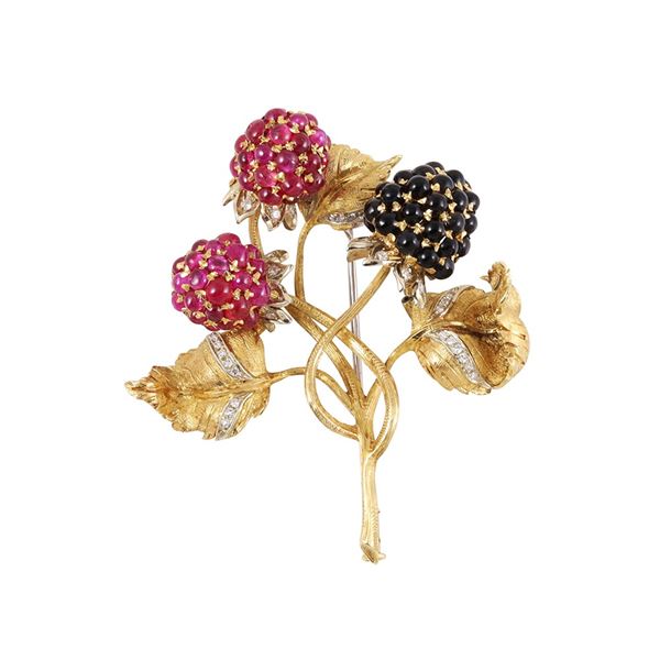 18KT GOLD RASPBERRY BROOCH WITH DIAMONDS, RUBIES AND ONYX STONES