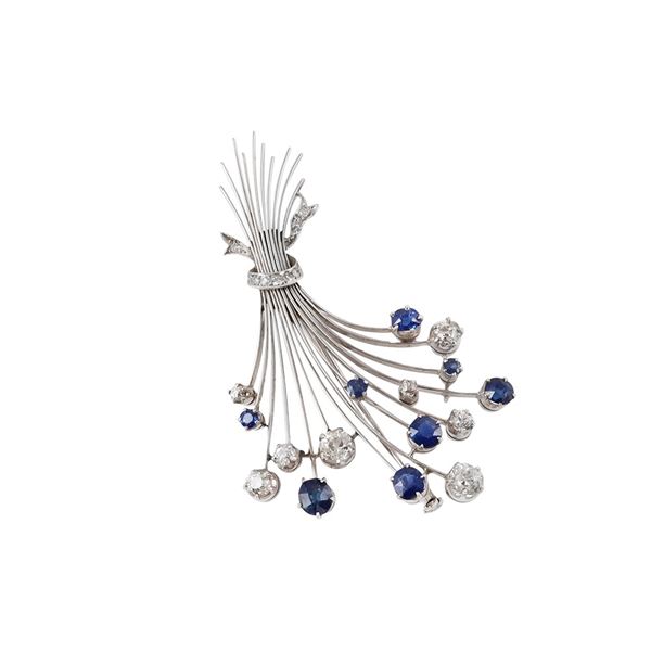 18KT GOLD, SAPPHIRES AND DIAMONDS BROOCH