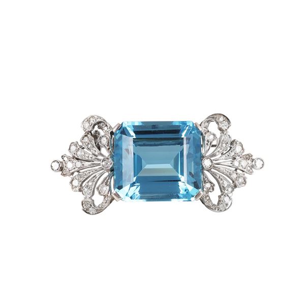 18KT GOLD BROOCH WITH AQUAMARINE AND DIAMONDS