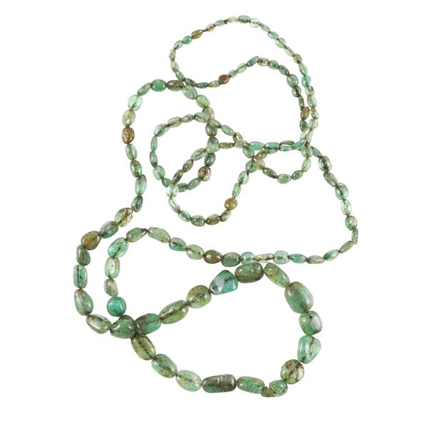 A SINGLE STRAND OF EMERALDS WITHOUT CLASP