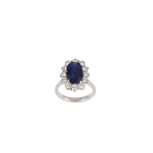 18KT GOLD, SAPPHIRE AND DIAMONDS RING
