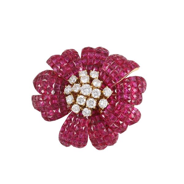 18KT GOLD, "SERTI INVISIBLE" RUBIES (two missing) AND DIAMONDS BROOCH