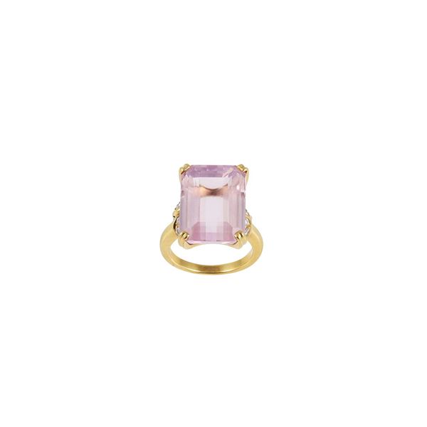 18KT GOLD, KUNZITE AND DIAMONDS RING