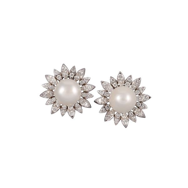 18KT GOLD, CULTURED PEARLS AND DIAMONDS CLIP EARRINGS
