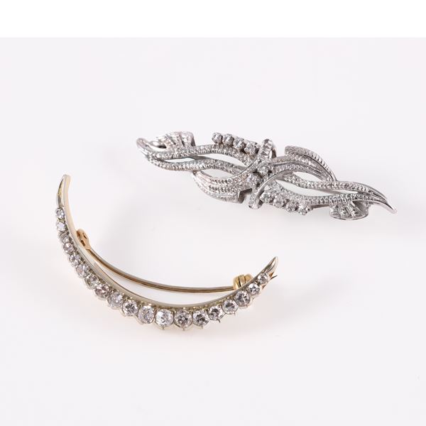 LOT OF TWO BROOCHES: ONE IN 18KT GOLD, PLATINUM AND DIAMONDS, THE OTHER IN 18KT GOLD AND DIAMONDS