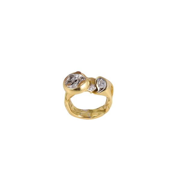 18KT GOLD AND DIAMONDS RING
