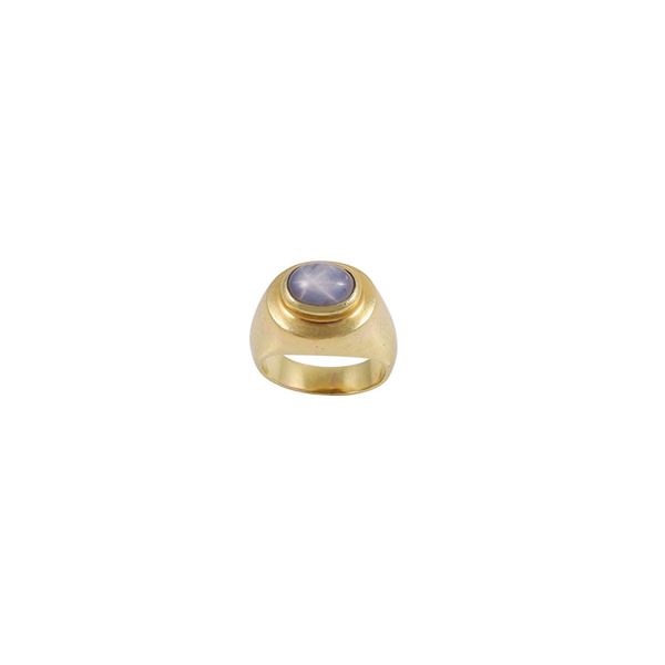 18KT GOLD AND STAR SAPPHIRE RING