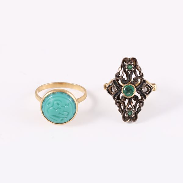 LOT OF TWO RINGS: ONE IN 18KT GOLD WITH GLASS AND THE OTHER IN 18KT GOLD, SILVER, EMERALDS AND ROSE CUT DIAMONDS