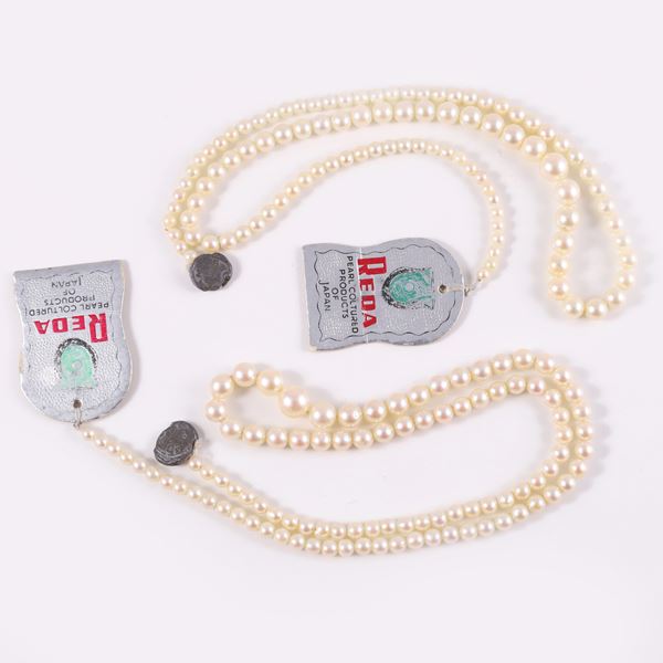 TWO SINGLE STRANDS OF CULTURED PEARLS, WITHOUT A CLASP