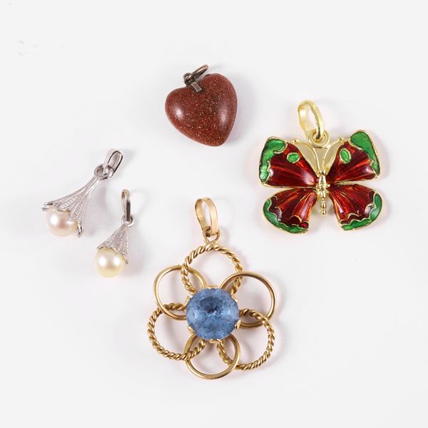 18KT GOLD LOT OF FIVE PENDANTS WITH CULTURED PEARL, ENAMEL AND SYNTHETIC GEMS 