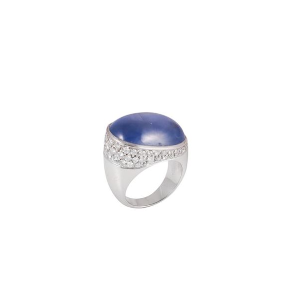 18KT GOLD, CABOCHON CUT SAPPHIRE AND DIAMONDS RING