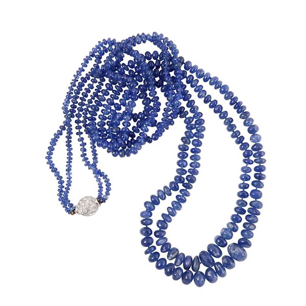 TWO STRANDS OF SAPPHIRES WITH 18KT GOLD AND DIAMONDS CLASP