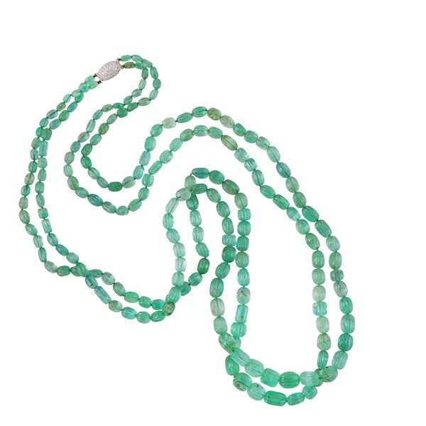 TWO STRANDS OF EMERALDS WITH 18KT GOLD AND DIAMONDS CLASP