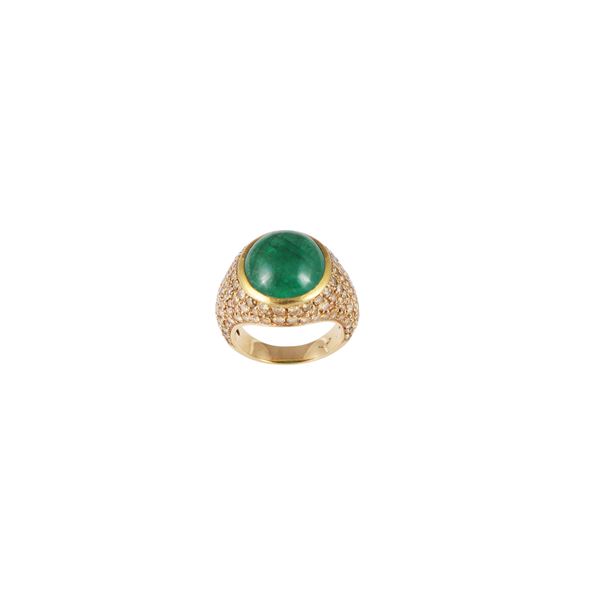 18KT GOLD RING WITH CABOCHON CUT EMERALD, DIAMONDS AND YELLOW SAPPHIRES