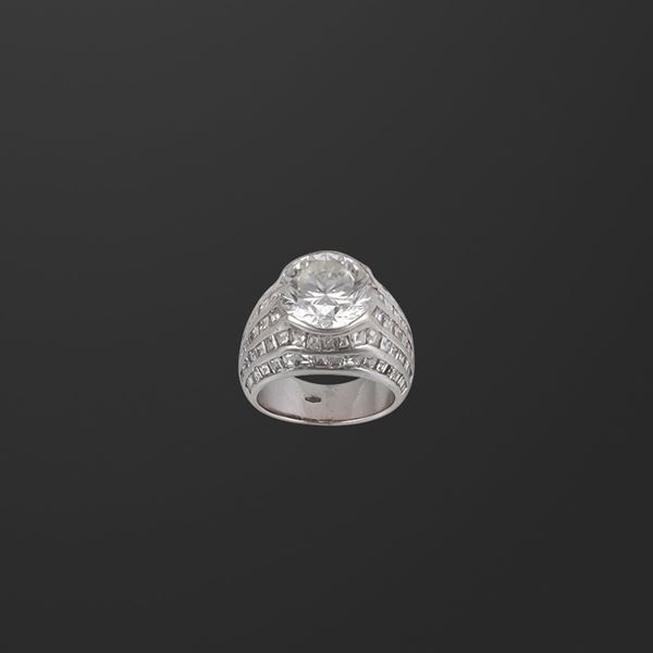 3,87 CT ROUND BRILLIANT CUT DIAMOND SETTING ON A 18KT GOLD AND DIAMONDS RING
