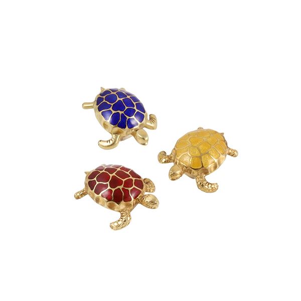 18KT GOLD LOT OF THREE BROOCHES WITH ENAMEL