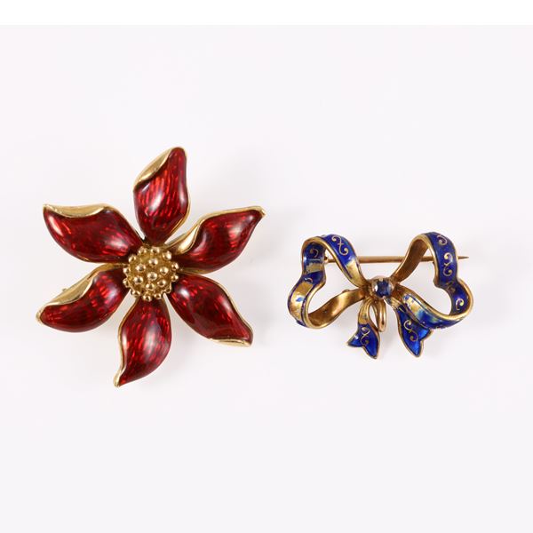 18KT GOLD LOT OF TWO BROOCHES WITH ENAMEL (missing)