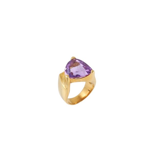 18KT GOLD AND AMETHYST RING