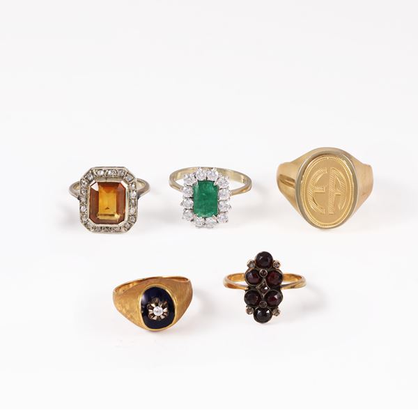 18KT GOLD AND SILVER LOT OF FIVE RINGS WITH DIAMONDS, ENAMEL AND SYNTHETIC GEMS