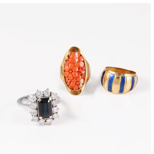 18KT GOLD LOT OF THREE RINGS WITH SAPPHIRE, DIAMONDS, CORAL AND ENAMEL