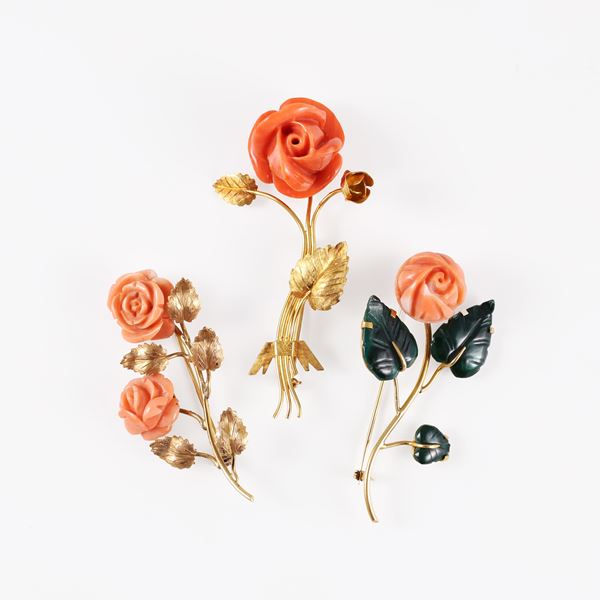 18KT GOLD LOT OF THREE BROOCHES WITH CORAL AND HARDSTONES  - Auction JEWELS AND SILVERS - Casa d'Aste International Art Sale