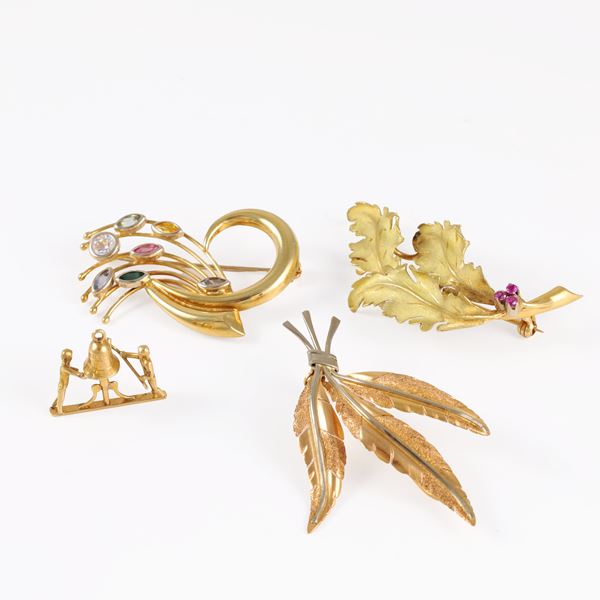 18KT GOLD LOT OF THREE BROOCHES WITH SYNTHETIC GEMS AND A PENDANT