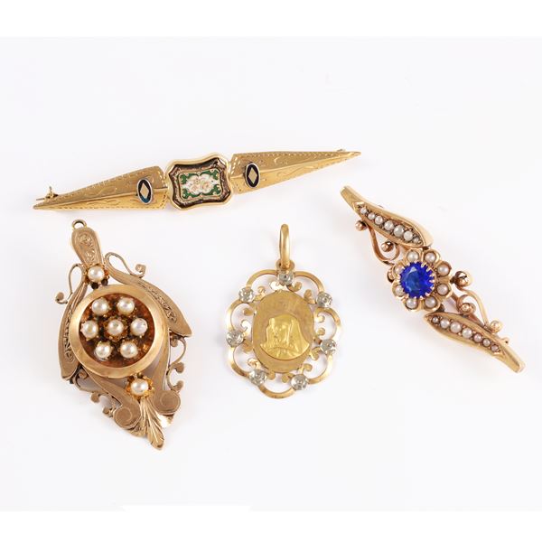 18KT GOLD LOT OF THREE BROOCHES WITH SYNTHETIC GEMS AND A PENDANT
