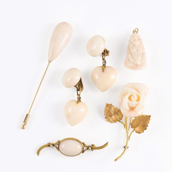 ~ 18KT GOLD, 800 SILVER AND METAL LOT OF THREE BROOCHES, A PENDANT AND CLIP EARRINGS WITH CORALS