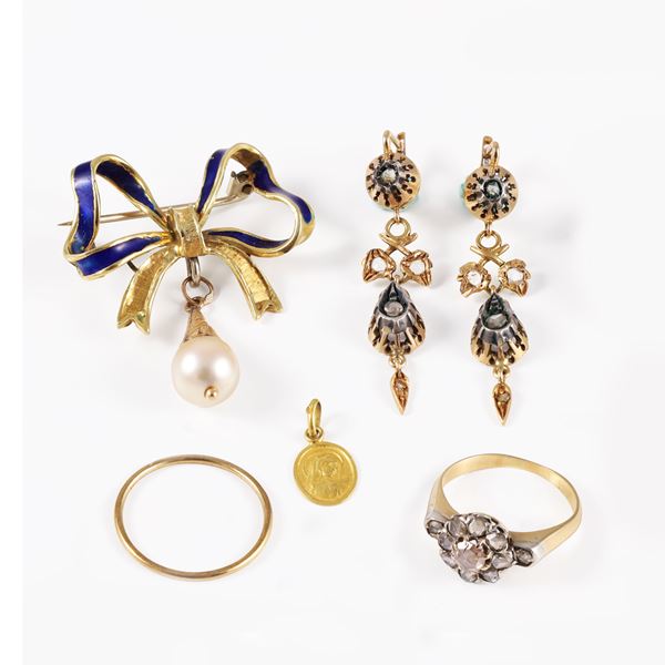 18KT GOLD AND SILVER LOT OF A BROOCH, TWO RINGS, A PAIR OF EARRINGS AND A MEDAL