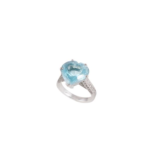 18KT GOLD, AQUAMARINE AND DIAMONDS RING