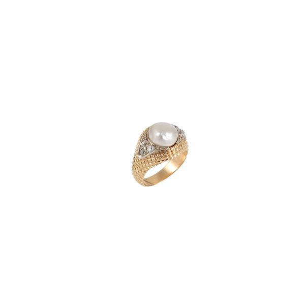 18KT GOLD, NATURAL SALTWATER PEARL AND OLD EUROPEAN CUT DIAMONDS RING