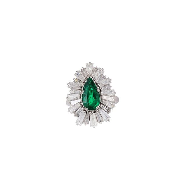 18KT GOLD, EMERALD AND DIAMONDS RING