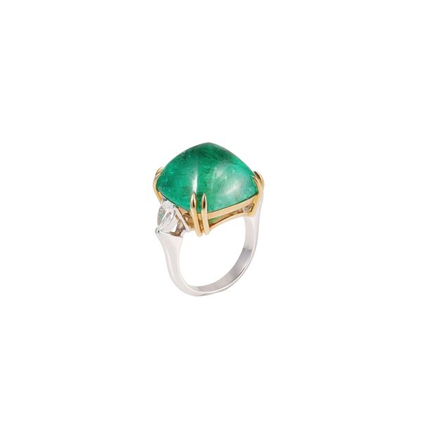 18KT GOLD, SUGAR LOAF CUT EMERALD AND DIAMONDS RING