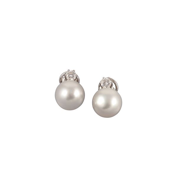 18KT GOLD, SOUTH SEA CULTURED PEARLS AND DIAMONDS EARRINGS