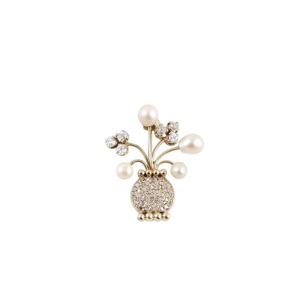 18KT GOLD, PEARLS AND OLD EUROPEAN CUT AND ROSE CUT DIAMONDS BROOCH