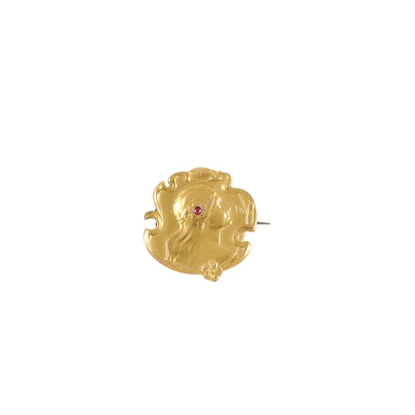 18KT GOLD AND RUBY BROOCH