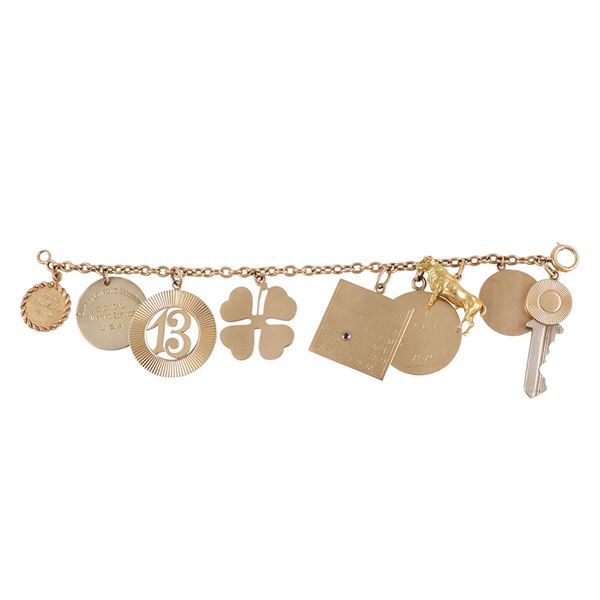 18KT GOLD BRACELET WITH CHARMS IN GOLD OF DIFFERENT KARAT VALUES, SILVER AND METAL