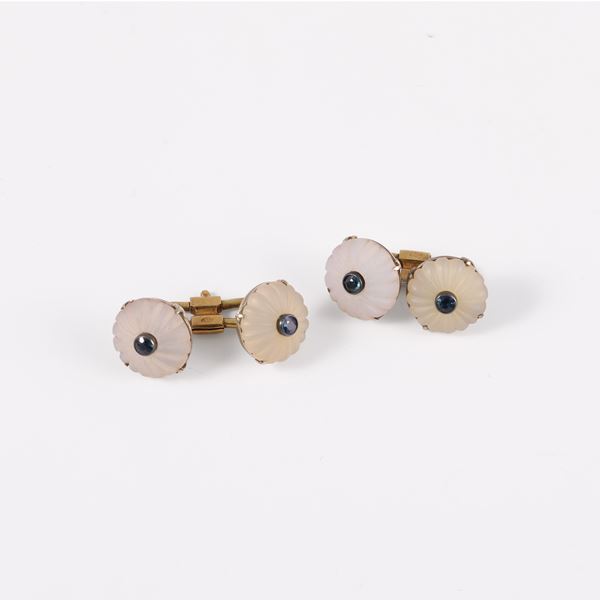 18KT GOLD, ENGRAVED QUARTZ AND SAPPHIRES CUFFLINKS