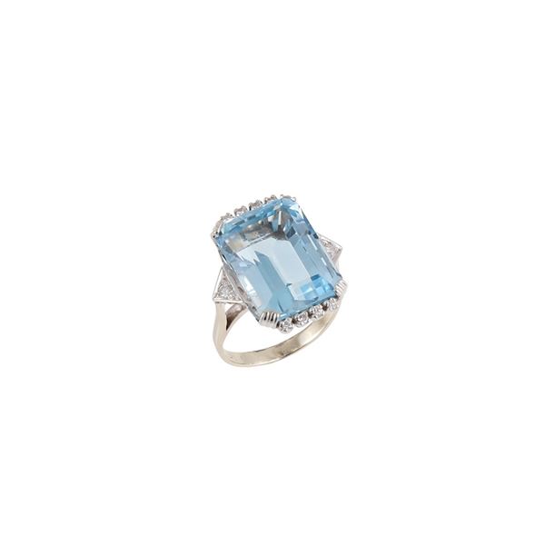 18KT GOLD, AQUAMARINE AND DIAMONDS RING