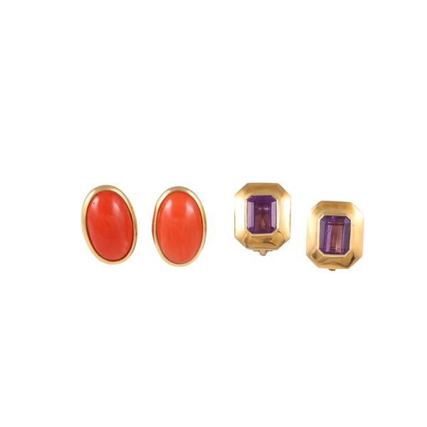 18KT GOLD LOT OF TWO PAIRS OF EARRINGS WITH CORAL AND AMETHYST