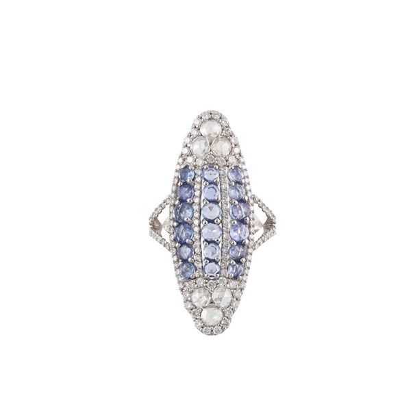 18KT GOLD, SAPPHIRES AND DIAMONDS RING