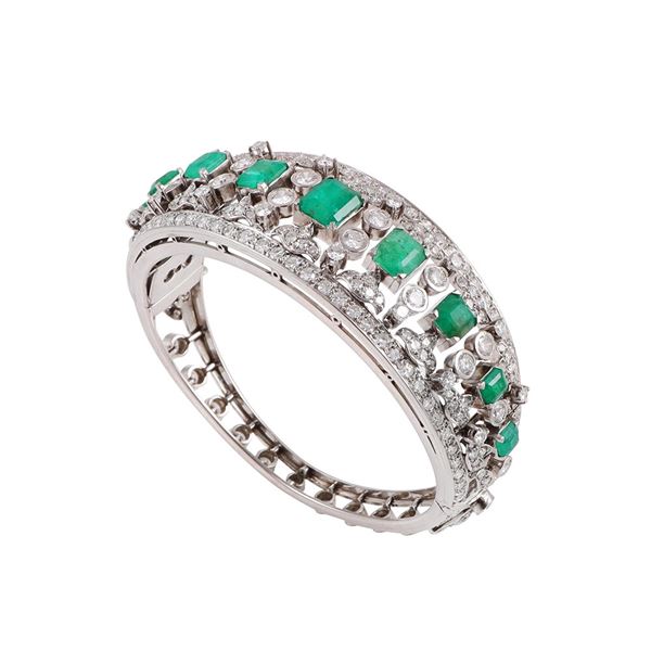 18KT GOLD, EMERALDS AND DIAMONDS BANGLE