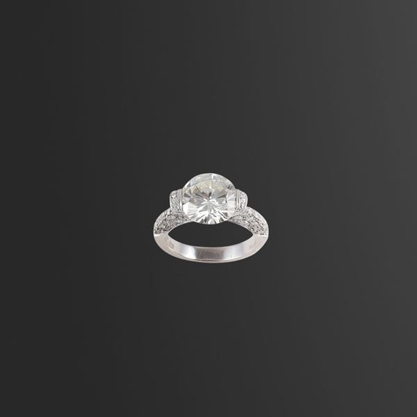 18KT GOLD AND DIAMONDS RING