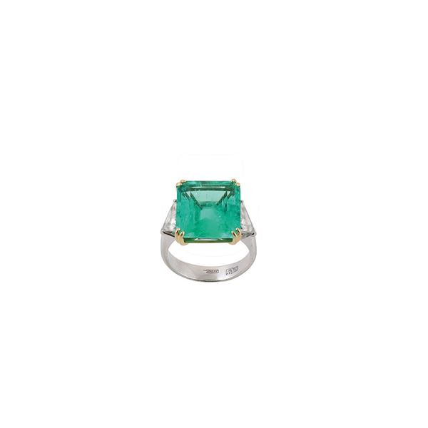 18KT GOLD, COLOMBIA EMERALD AND DIAMONDS RING