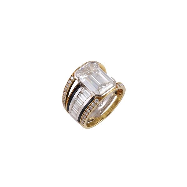 7,40 CT DIAMOND SET ON A 18KT GOLD RING WITH DIAMONDS AND ONYX, BY SCAVIA