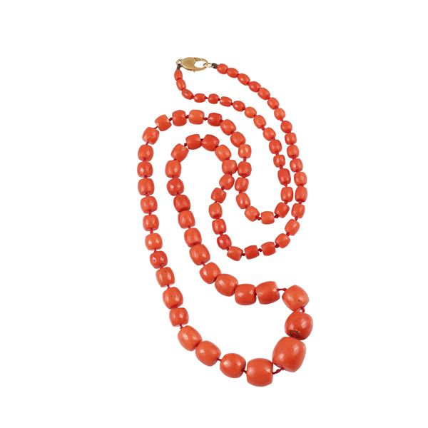 ~ A SINGLE STRAND CORAL NECKLACE, 18KT GOLD CLASP