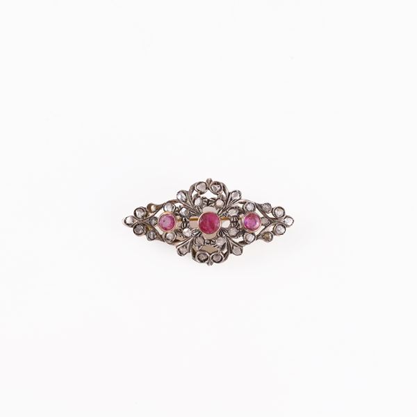 18KT AND SILVER BROOCH WITH RUBIES AND ROSE CUT DIAMONDS