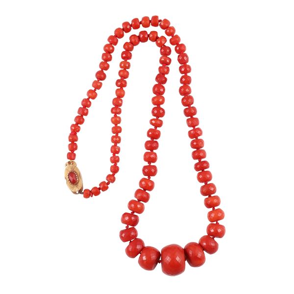 A SINGLE STRAND OF CORALS WITH 18KT GOLD CLASP  - Auction IMPORTANT JEWELRY - Casa d'Aste International Art Sale