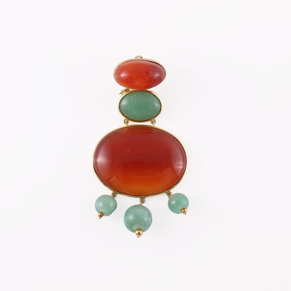 18KT GOLD, CARNELIAN AND JADEITE BROOCH - PENDANT